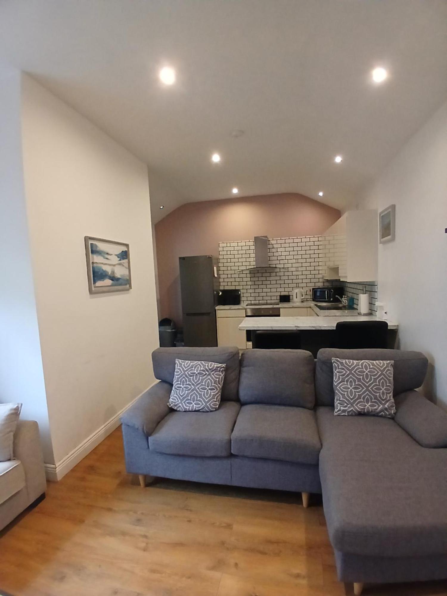 Self-contained Airport Apartment