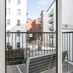 2Bed Flat With Private Balcony And Fireplace