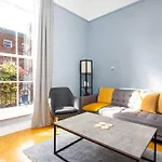 2Bed Flat With Private Balcony And Fireplace