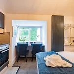 Modern Studio On The Marina