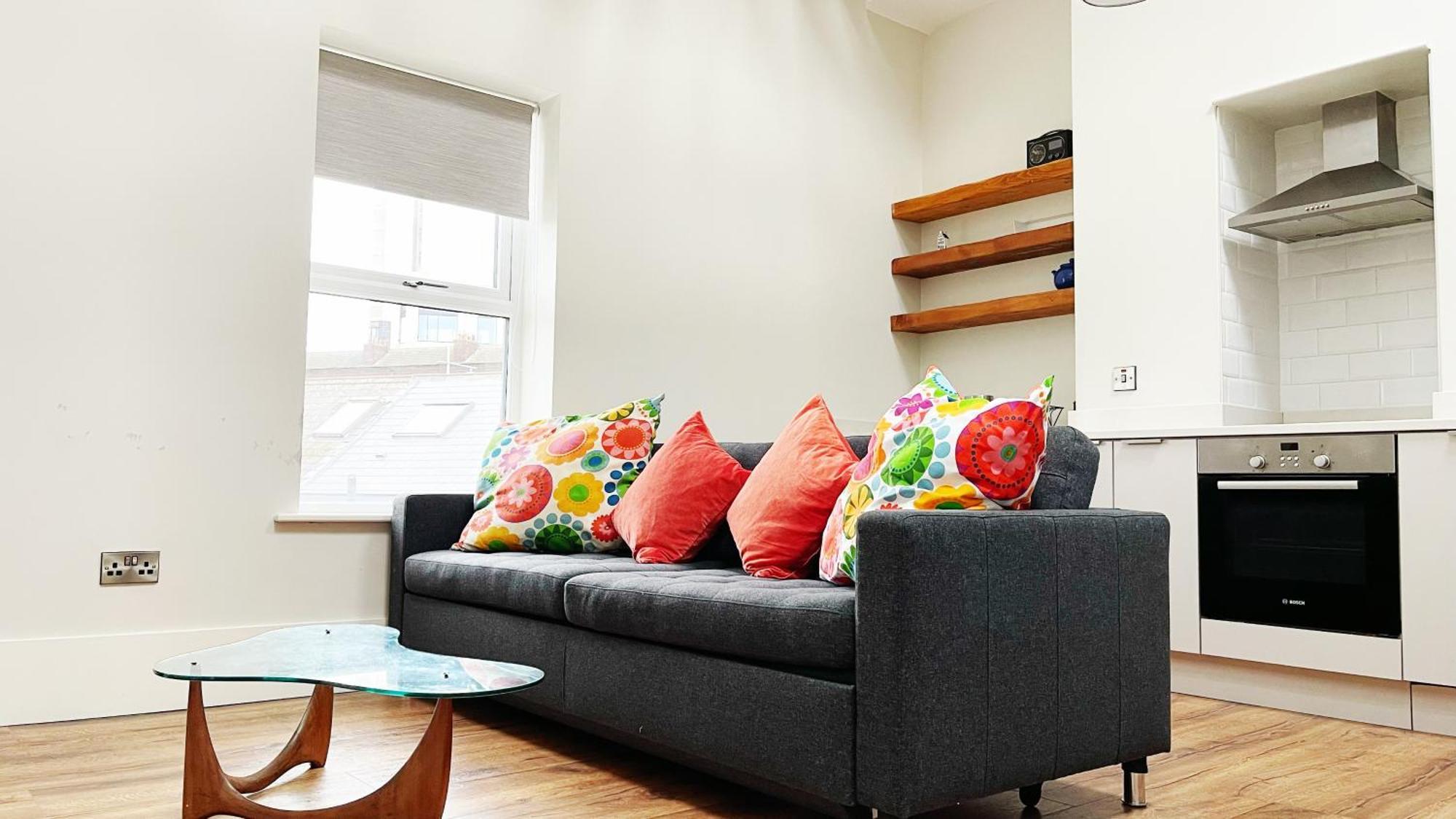 Stylish High Ceiling In South Center Apartment