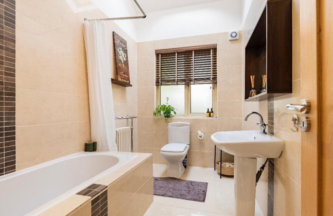Homestay Double Bedroom With Private Toilet And Shower, Easy To Center