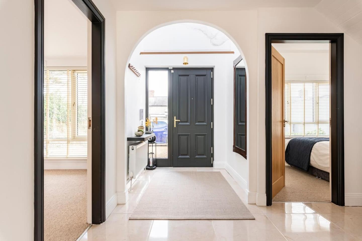 Double Bedroom With Private Toilet And Shower, Easy To Center *