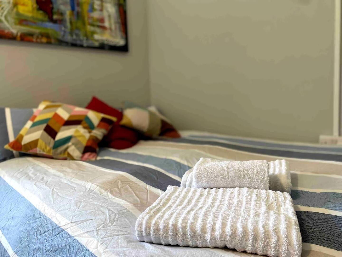 & Cozy Artistic Loft - Walk Everywhere Apartment *