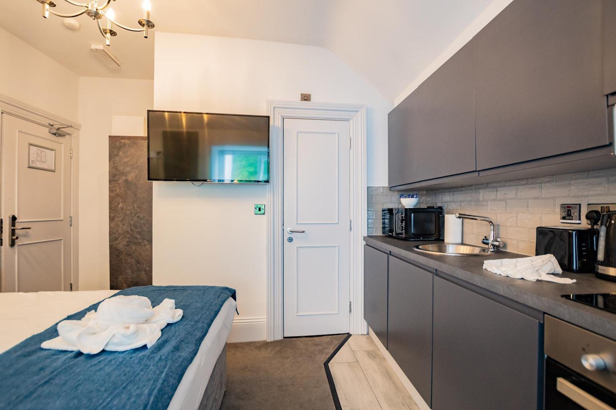 Modern On The Marina Apartment