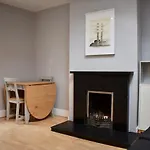 Charming 2 Bedroom Cottage In Central Location