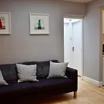 Charming 2 Bedroom Cottage In Central Location