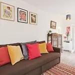 Charming Riverside Apartment - Minutes From City