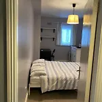 Dublin City Centre - Tourists And Professionals