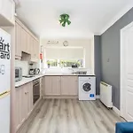 Cosy 2-Bedroom Apartment Near Airport