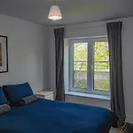 Comfortable 2-Bedroom Apartment Near Airport