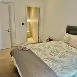 Modern Ensuite Bedroom