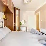 Modern Stylish Central Apt With Free Parking