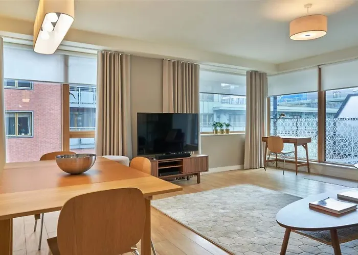 Large Stylish Bright & Luxurious 2 Bed Apartment