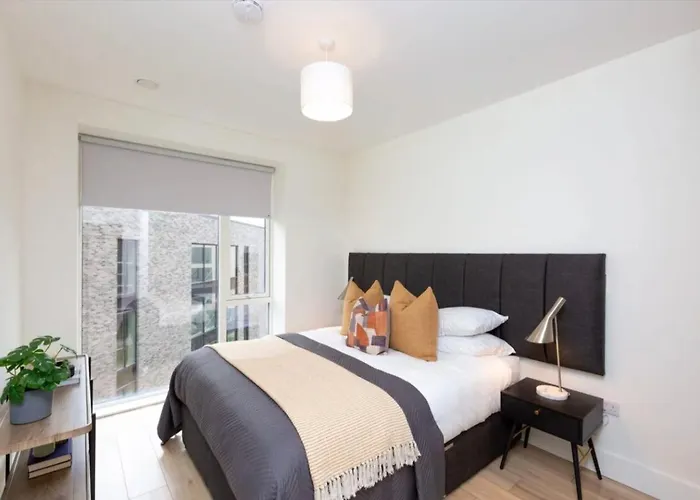 Central Deluxe Bedroom With Gym & Lounge