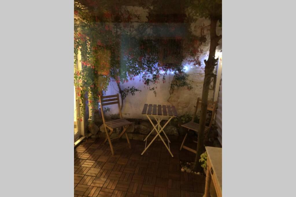 Entire House, Sleeps 2-6, Sunroom, Outside Yard