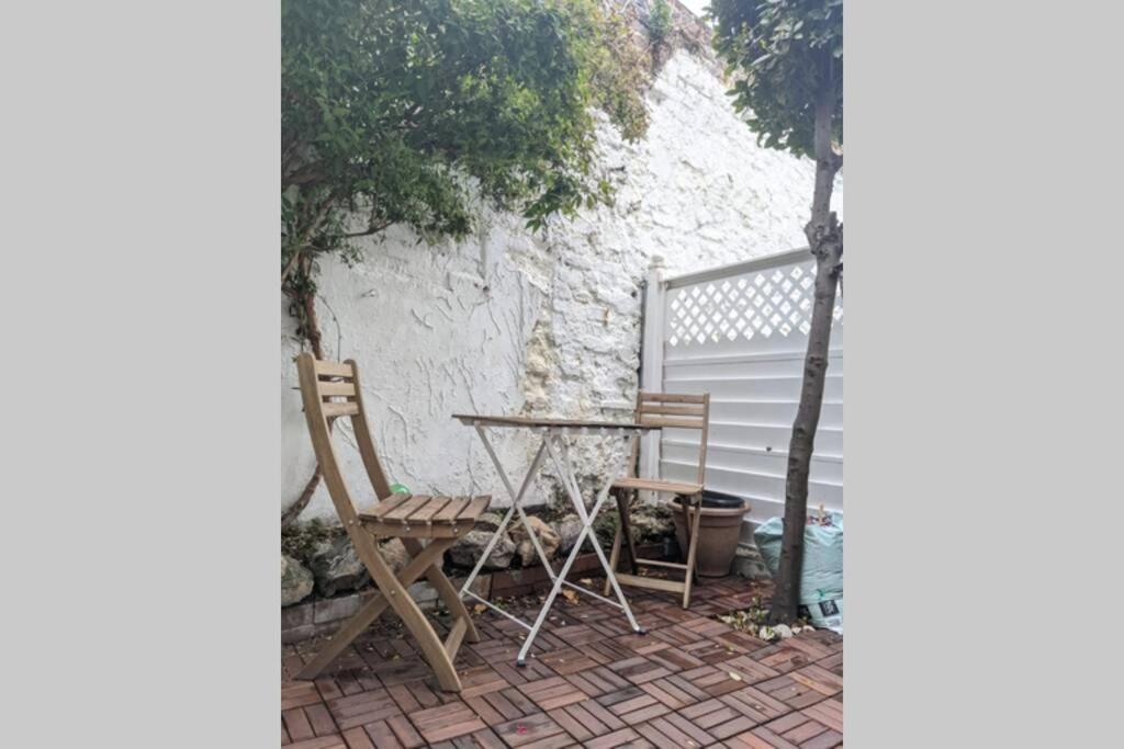 Entire House, Sleeps 2-6, Sunroom, Outside Yard *