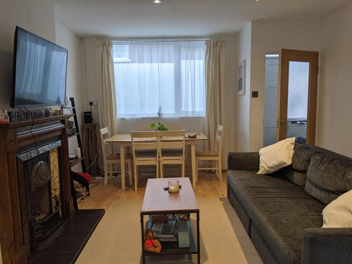 Entire House, Sleeps 2-6, Sunroom, Outside Yard * Dublin