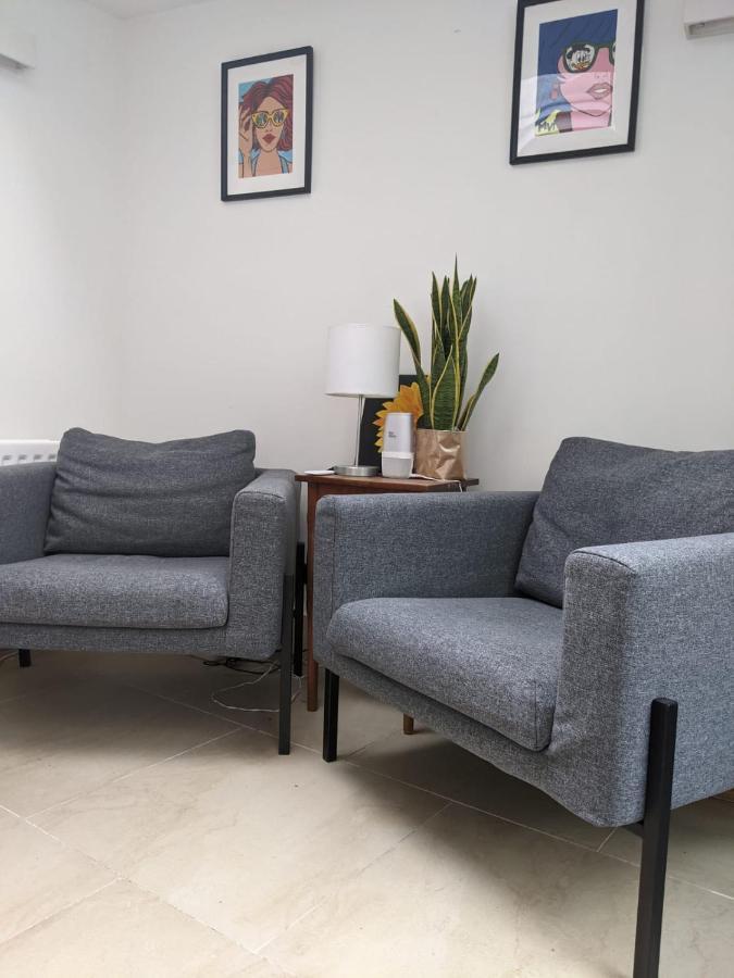 Entire House, Sleeps 2-6, Sunroom, Outside Yard Holiday home Dublin