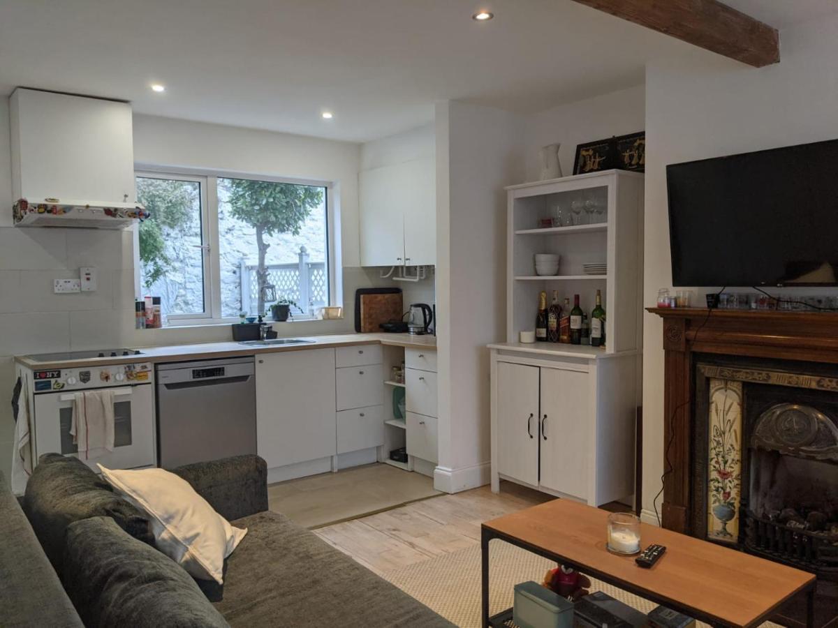 Entire House, Sleeps 2-6, Sunroom, Outside Yard * Dublin
