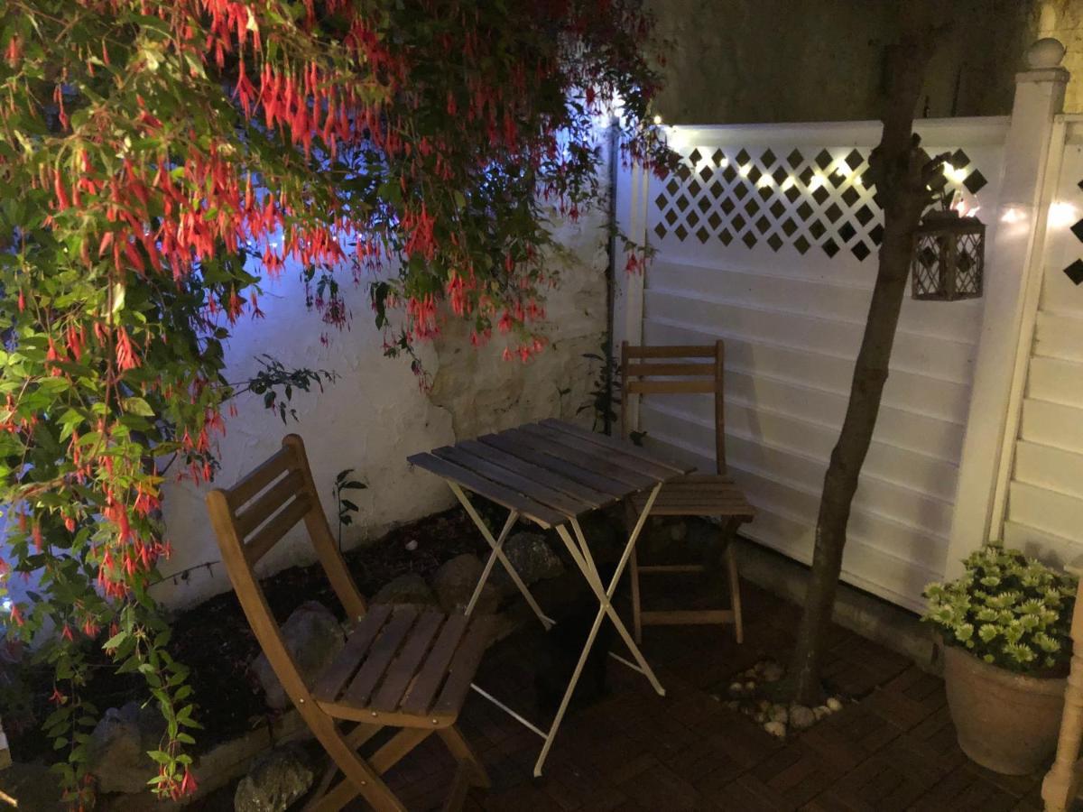 Entire House, Sleeps 2-6, Sunroom, Outside Yard Dublin