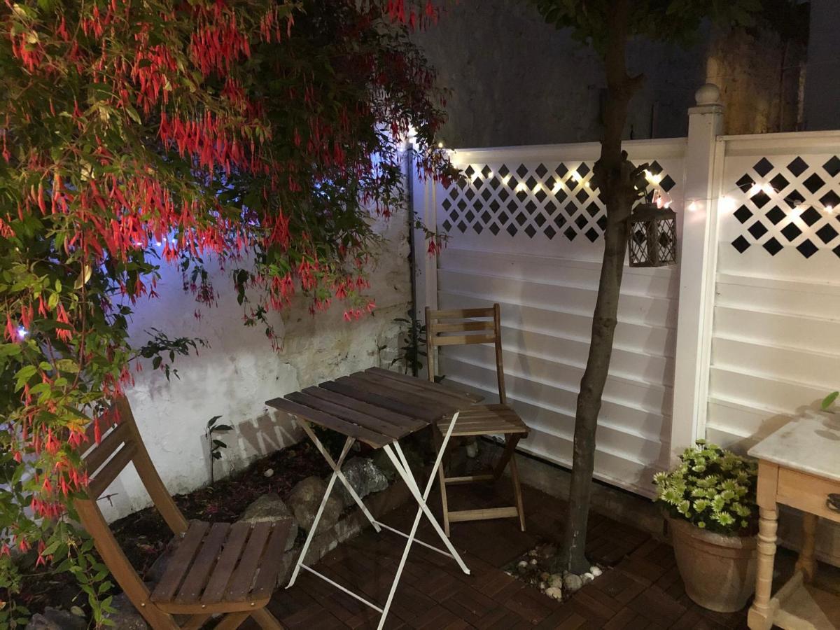Entire House, Sleeps 2-6, Sunroom, Outside Yard Holiday home Dublin