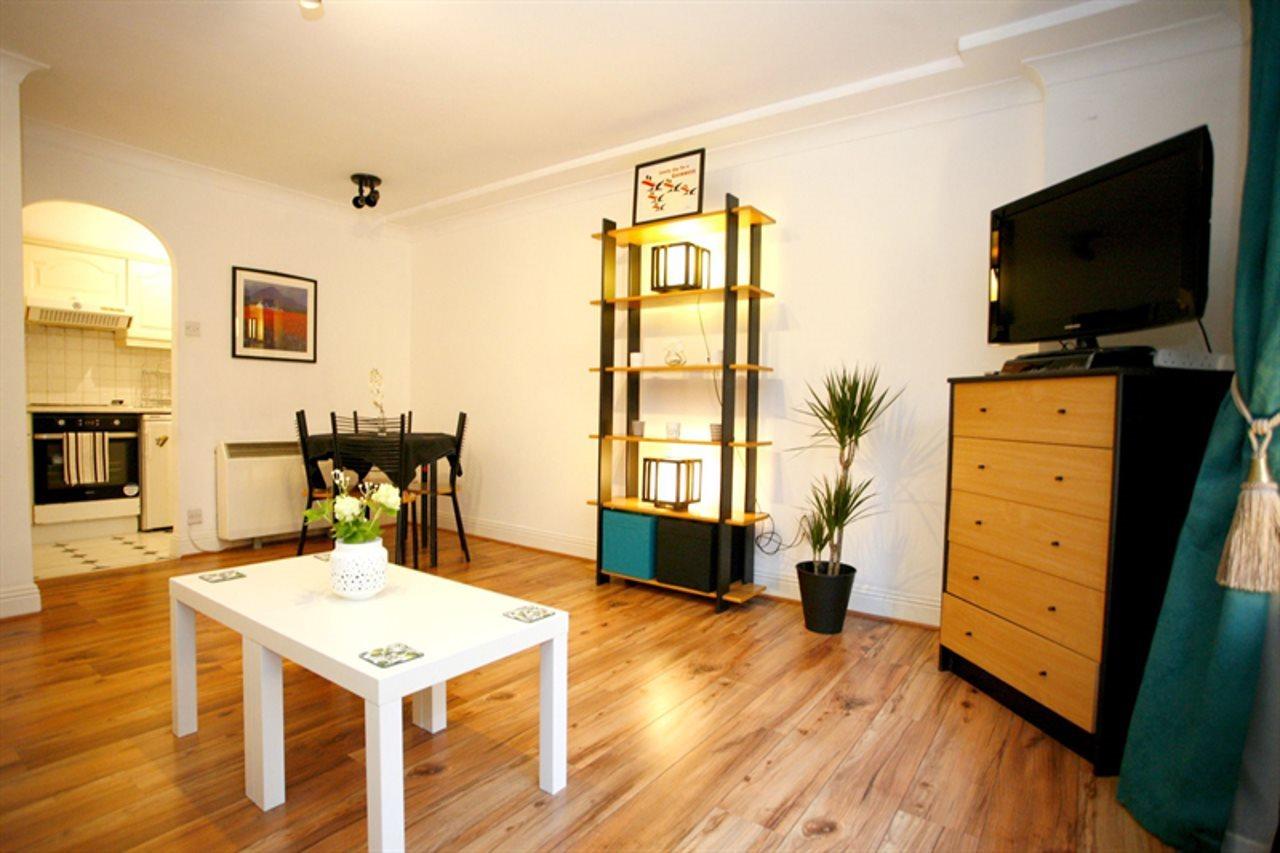 Short Let Direct - St Augustine St D8 Apartment *
