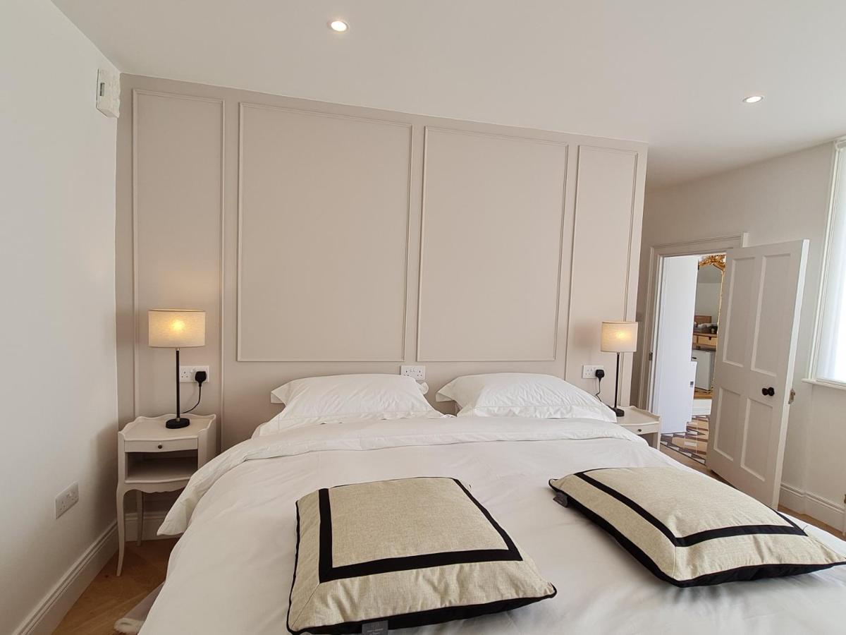 Pembroke Guest *