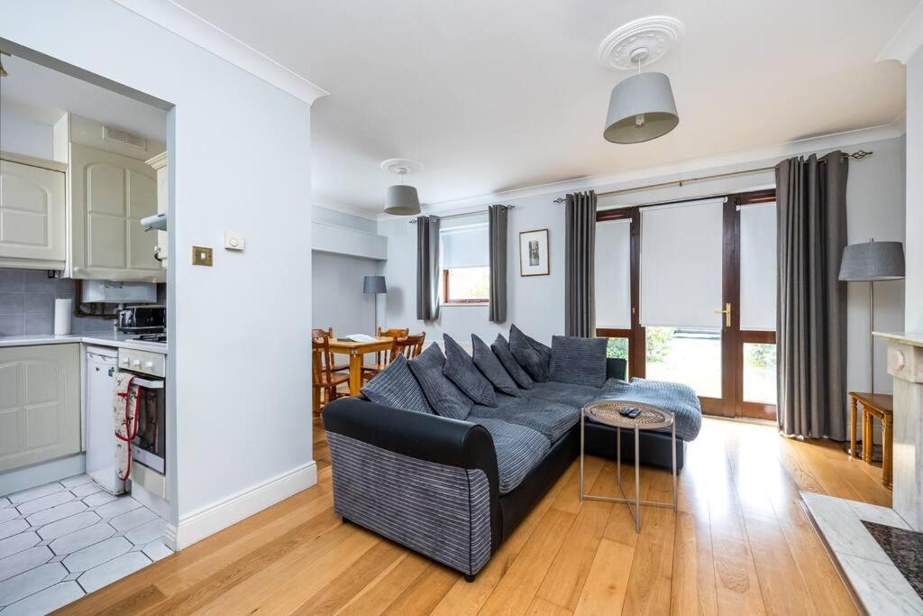 Lovely 2 Bedroom Maisonette In Beaumont, Apartment *