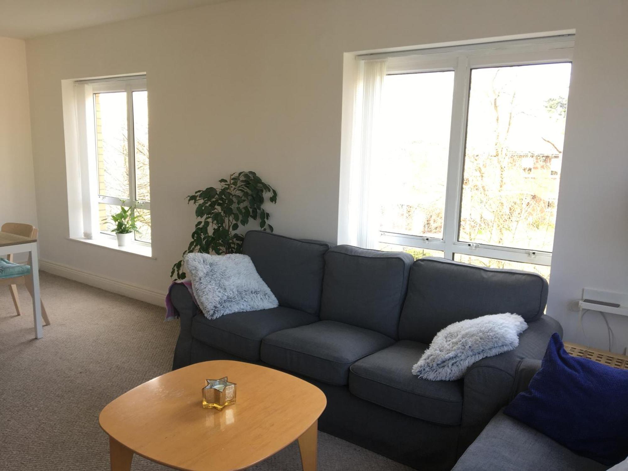 Apartment Spacious 3 Bedroom With Parking *