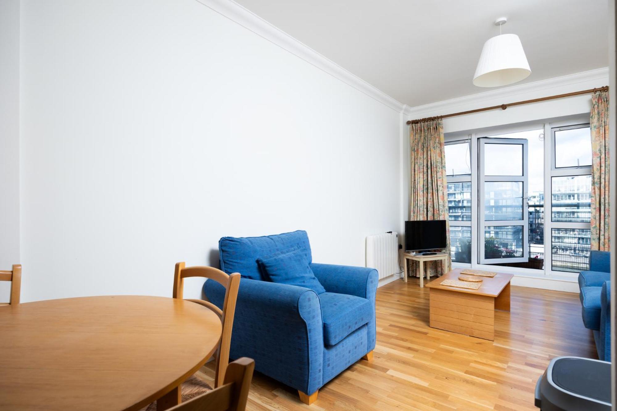 Flat W/ Balcony & Canal View - 4min To Station *