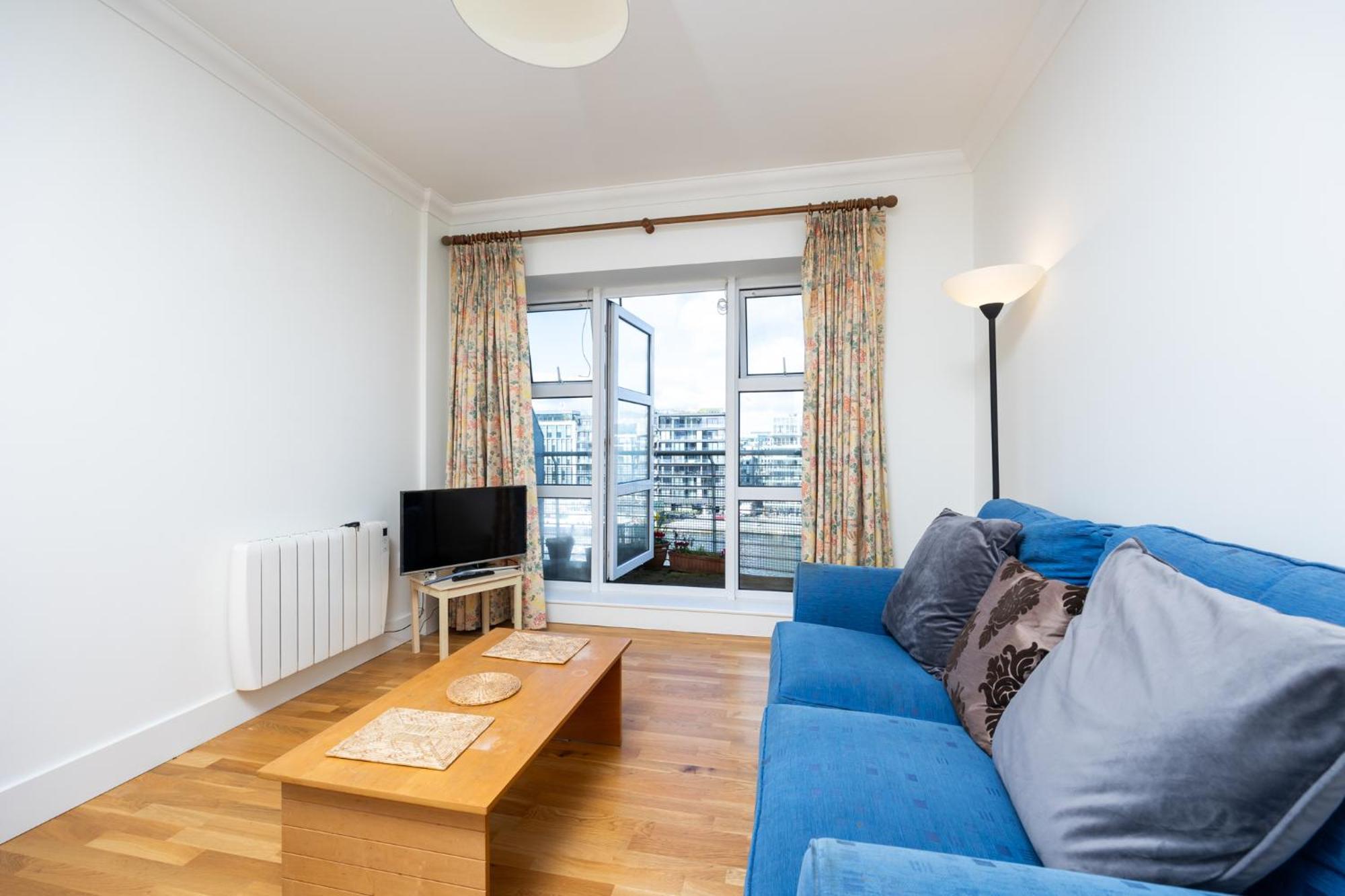 Flat W/ Balcony & Canal View - 4min To Station *