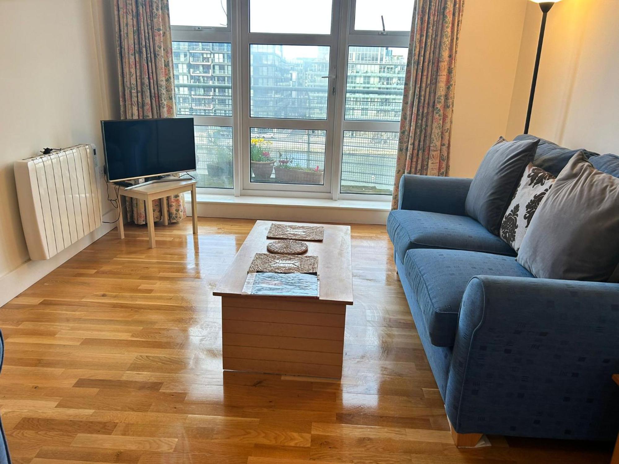 Flat W/ Balcony & Canal View - 4min To Station *