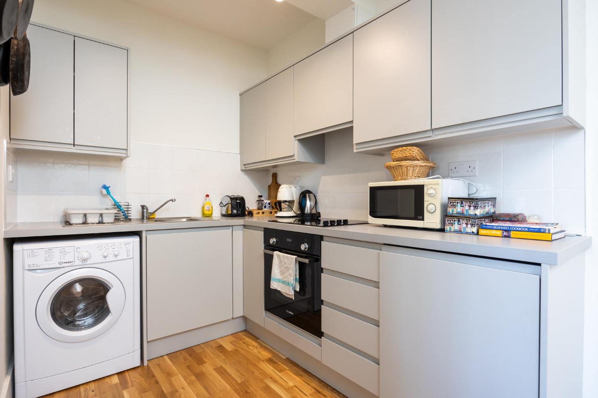 Flat W/ Balcony & Canal View - 4min To Station Apartment *