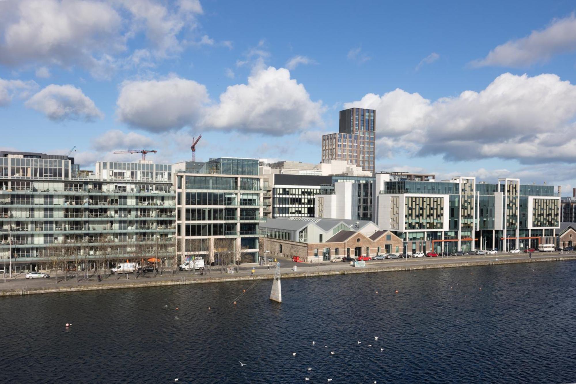 Flat W/ Balcony & Canal View - 4min To Station Apartment *