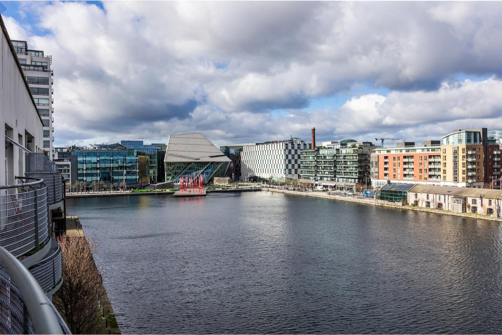 Apartment Flat W/ Balcony & Canal View - 4min To Station *