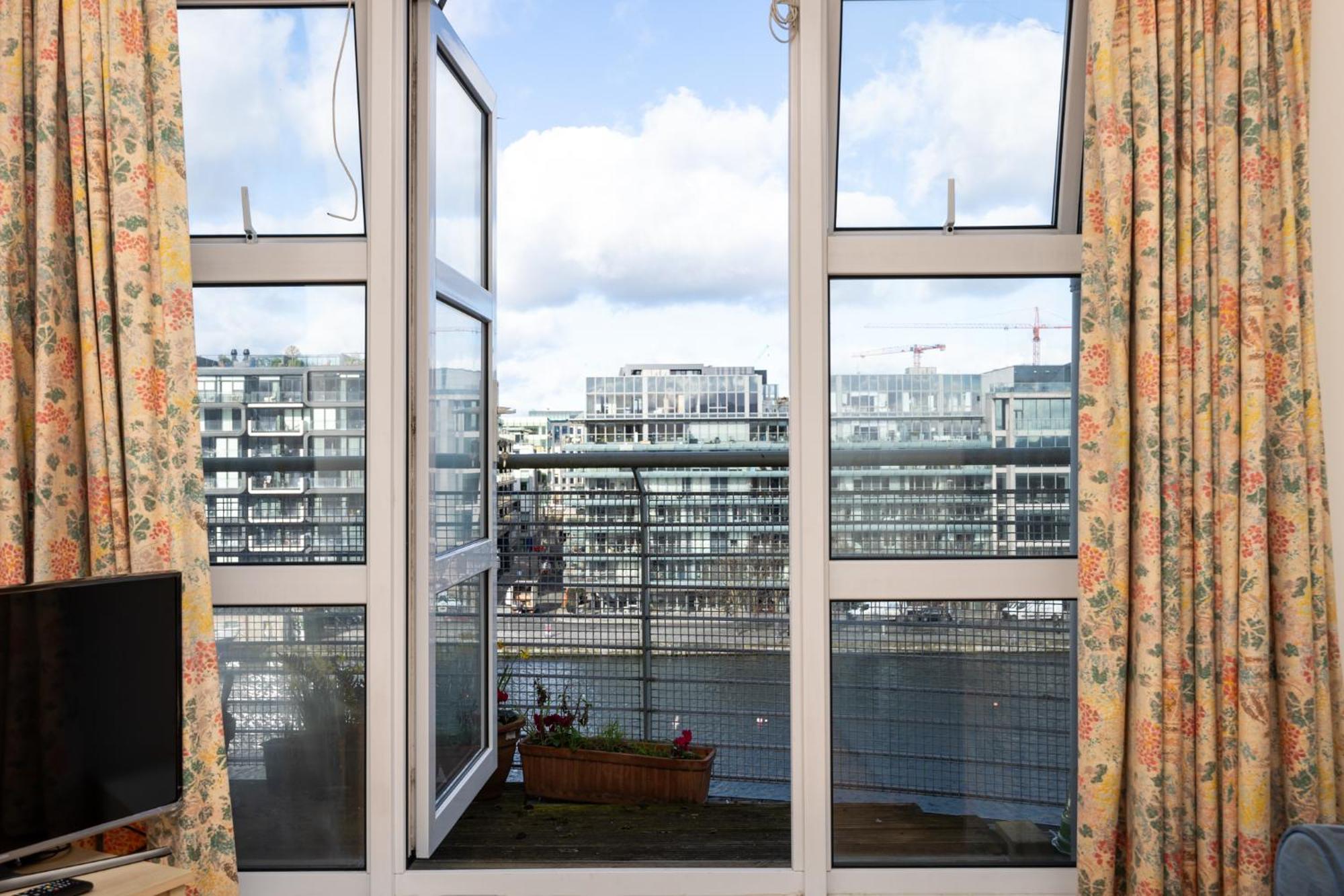 Flat W/ Balcony & Canal View - 4min To Station Apartment *