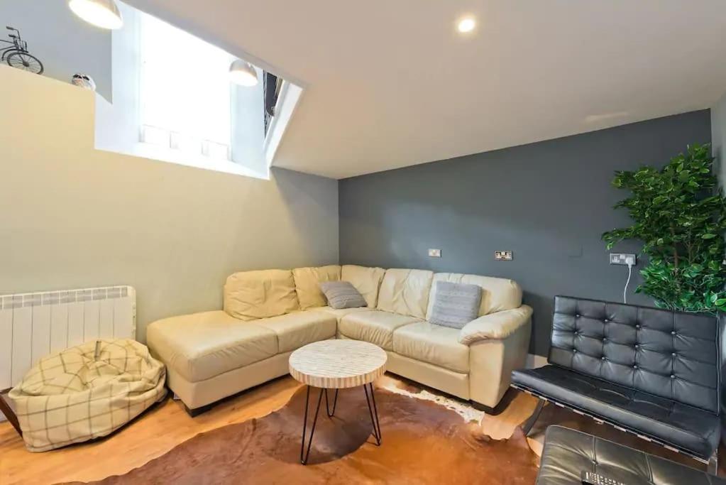 Beautiful, Large 4 Bedroom City Centre Townhouse