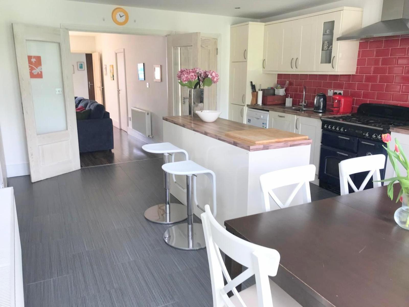 Spacious 3 Bed Townhouse In 12 *