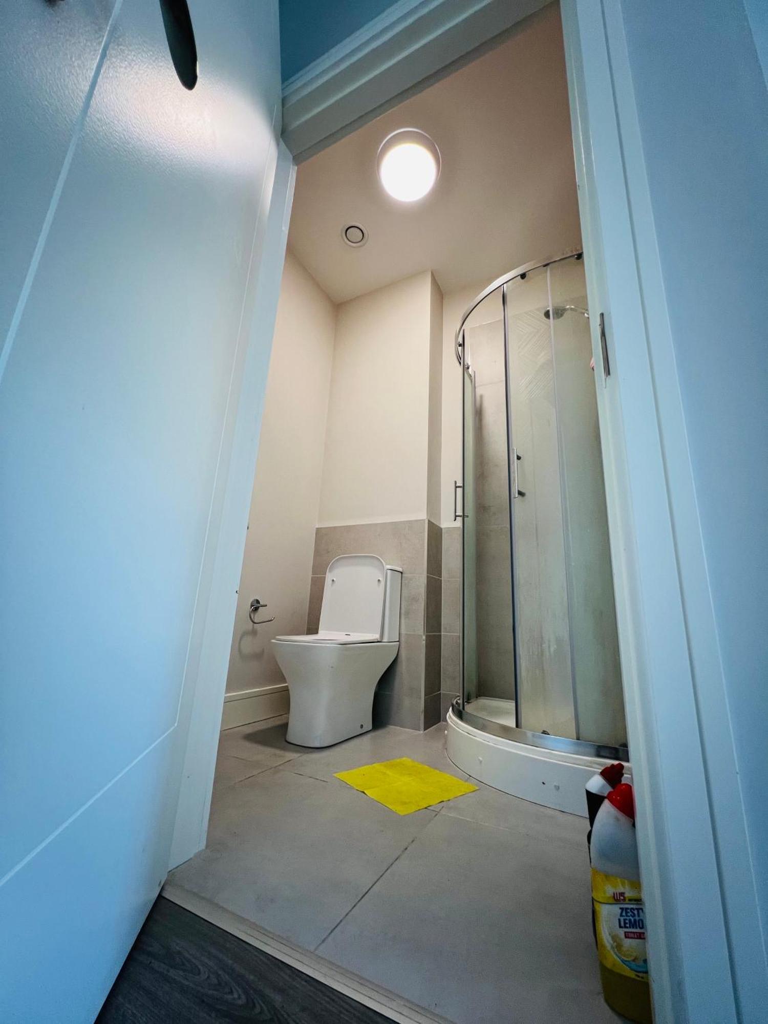 Apartment Private King Size In Well Decorated Shared Flat