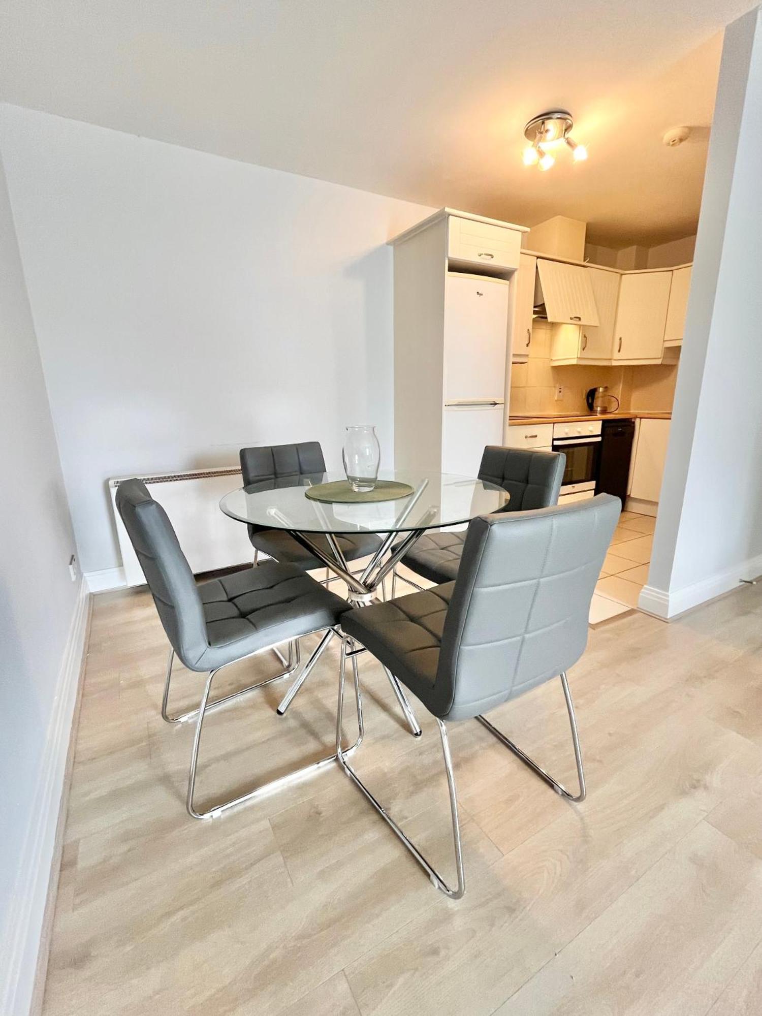 - 2 Bedrooms Apartment *