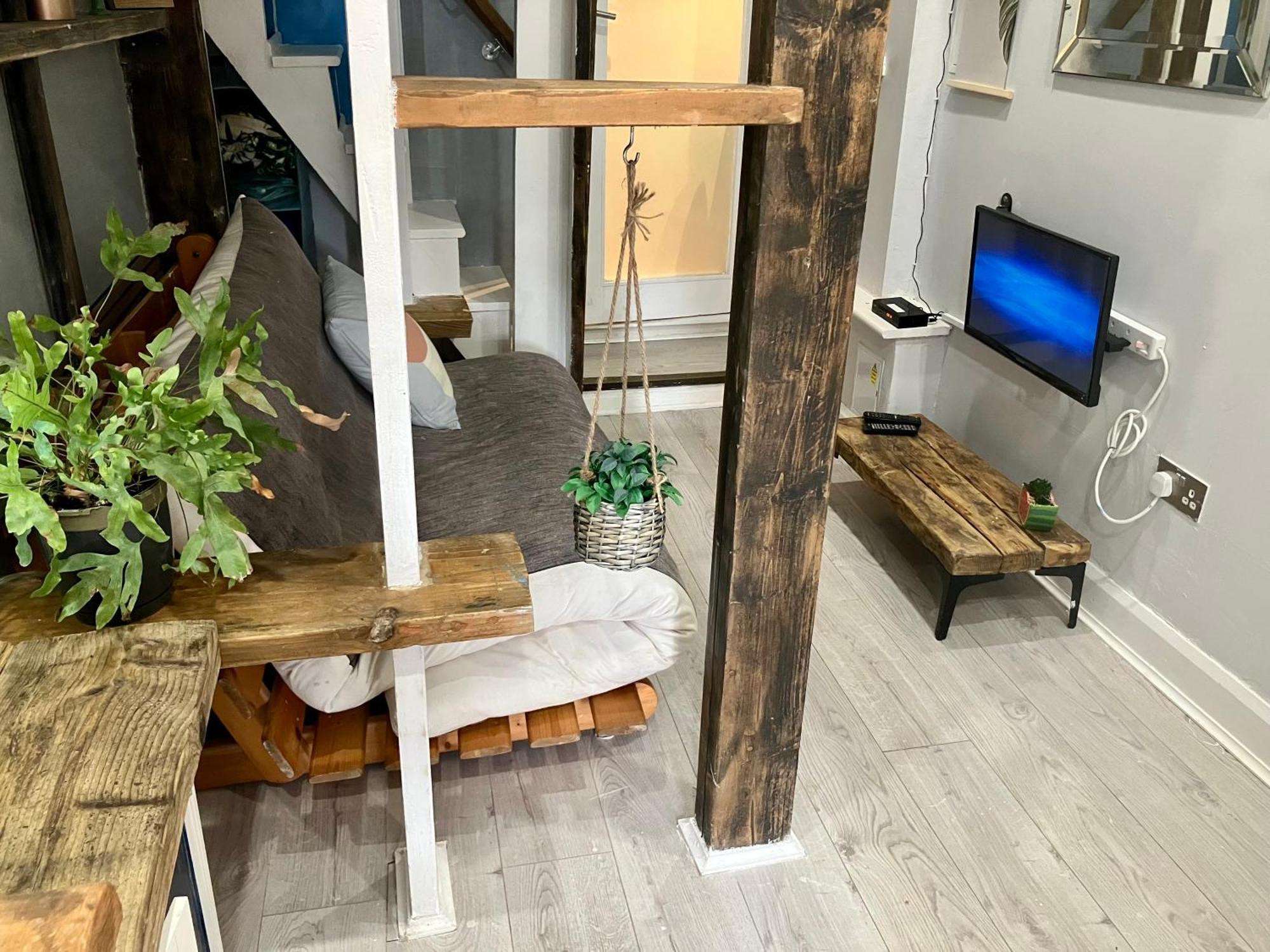 Apartment At 39 *