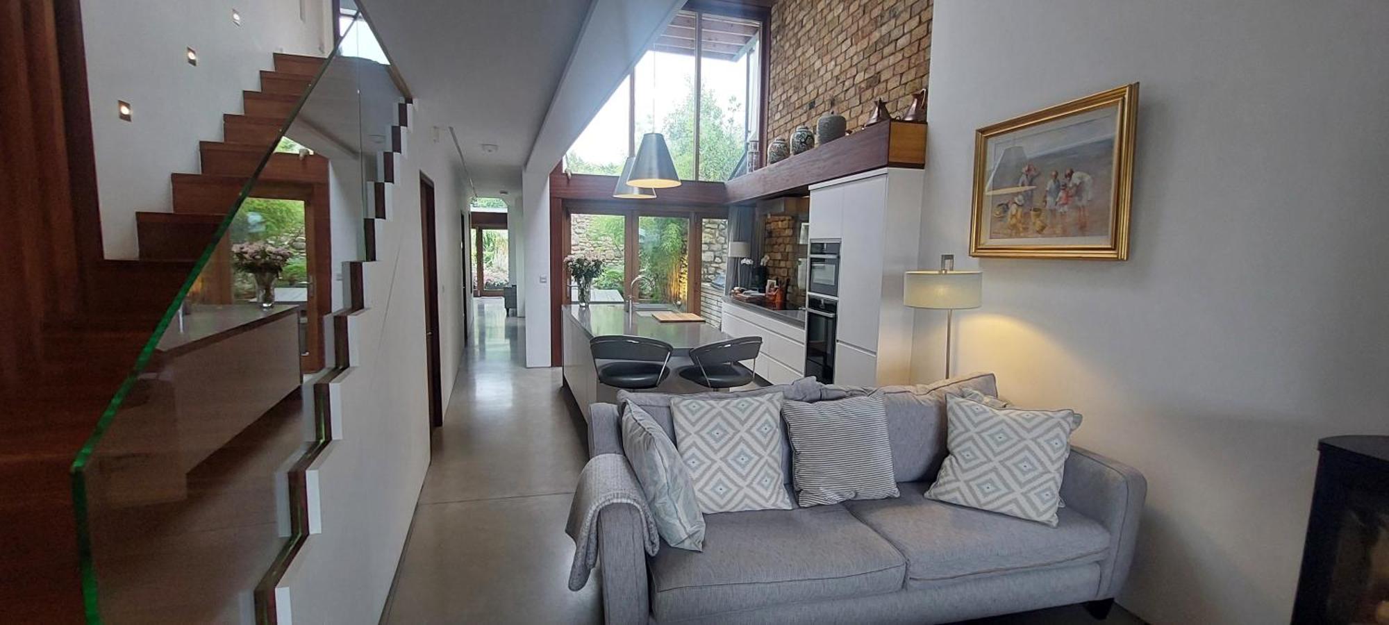 Apartment Sophisticated Seafront 3bd Suntrap Landscaped Yard *