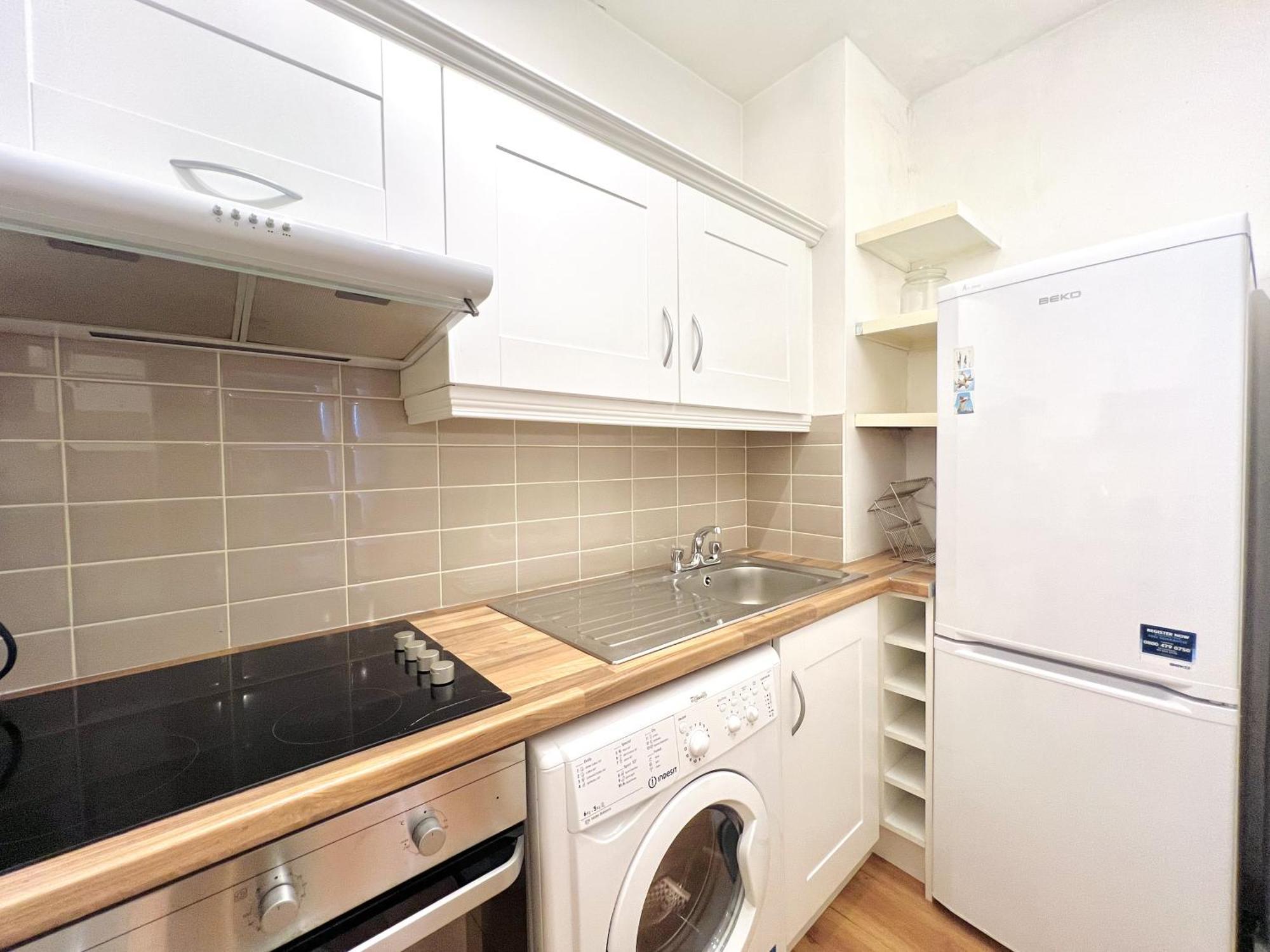One Bedroom In Centre Apartment *