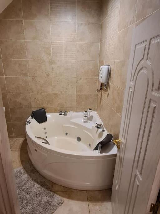 Entire Floor Based In Centre Apartment *