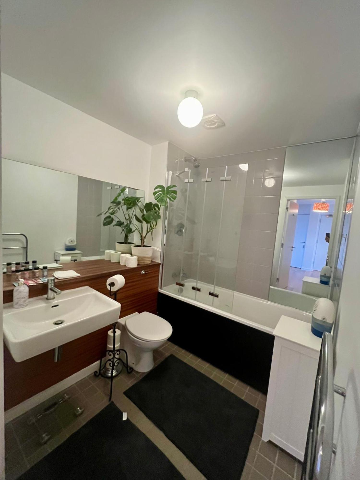 The King Size Bed And Private Bathroom Homestay