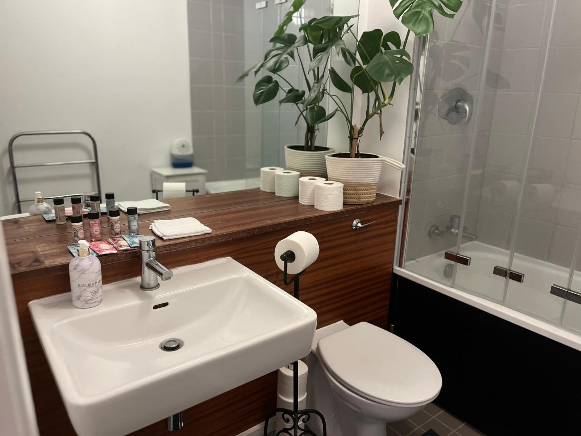 The King Size Bed And Private Bathroom Homestay Dublin