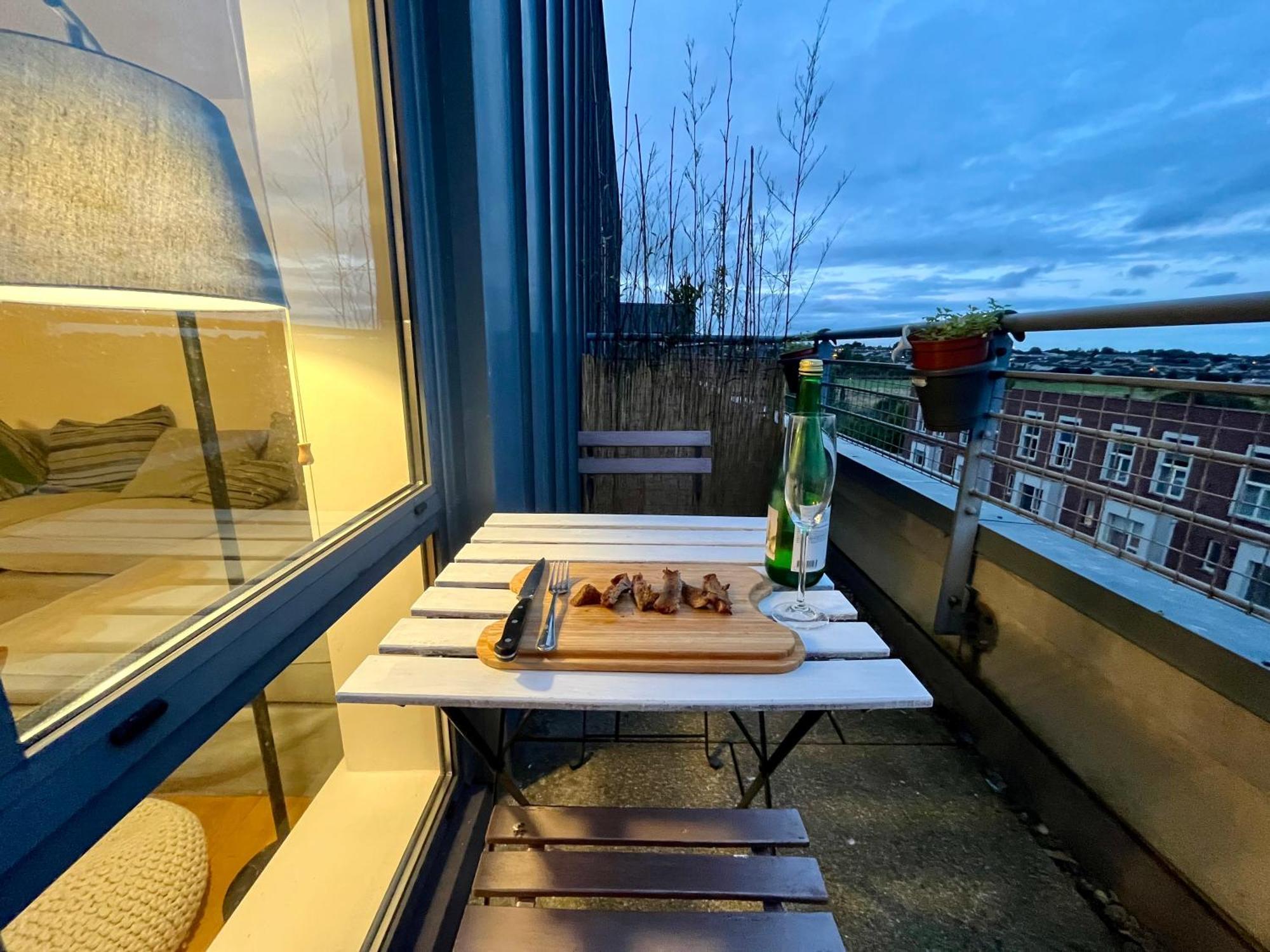 The King Size Bed And Private Bathroom * Dublin