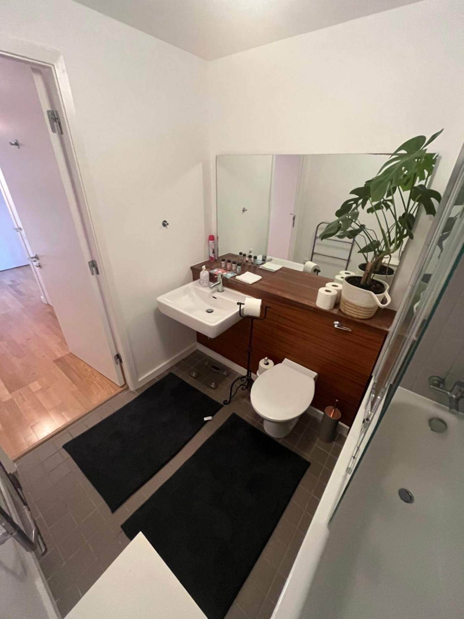 Entire In Exclusive Neighborhood - Comfortably Sleeps Up To 6 Guest Apartment