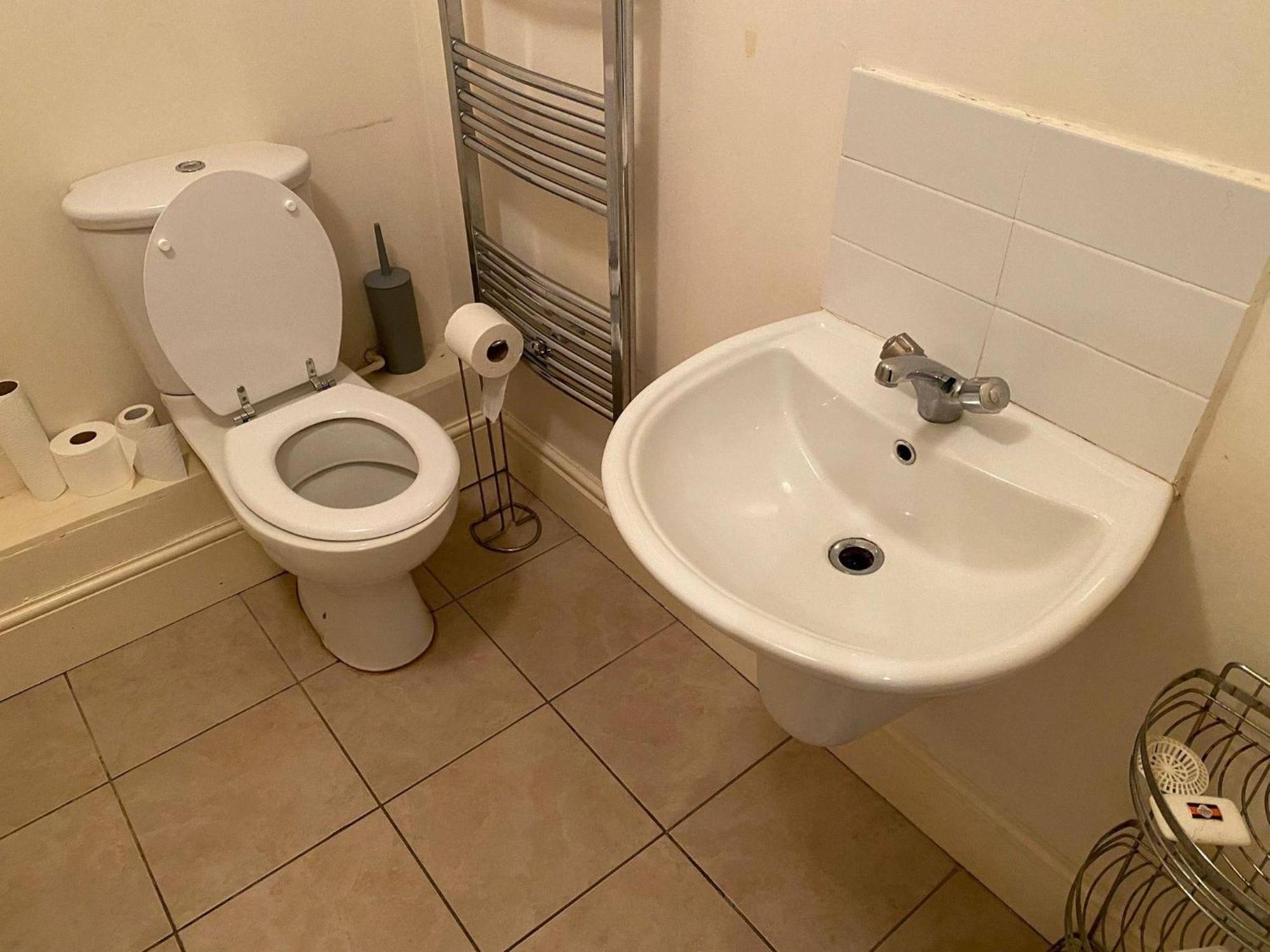 Modern 3 Bedrooms Near Dundrum Apartment *